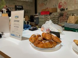 Image d'un petit déjeuner Fairtrade avec des croissants.